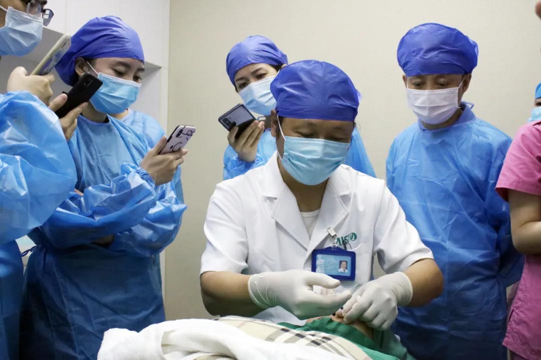 張敏教授現(xiàn)場示教——PPP治療.jpg 張敏教授現(xiàn)場示教——PPP治療.jpg