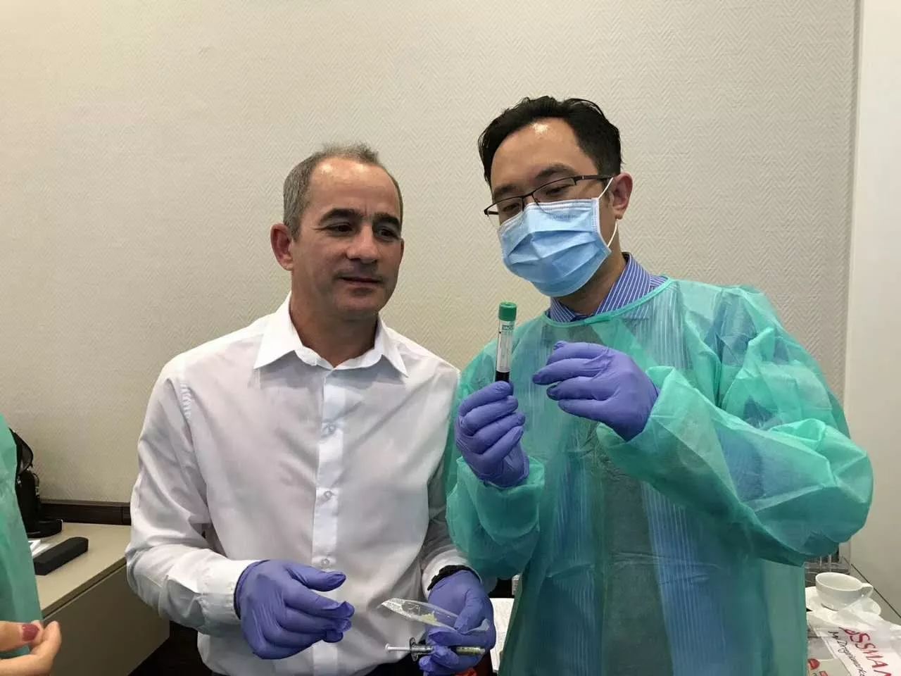 黃安華主任與Prof. Martinez現場實操CGF提取過程.jpeg