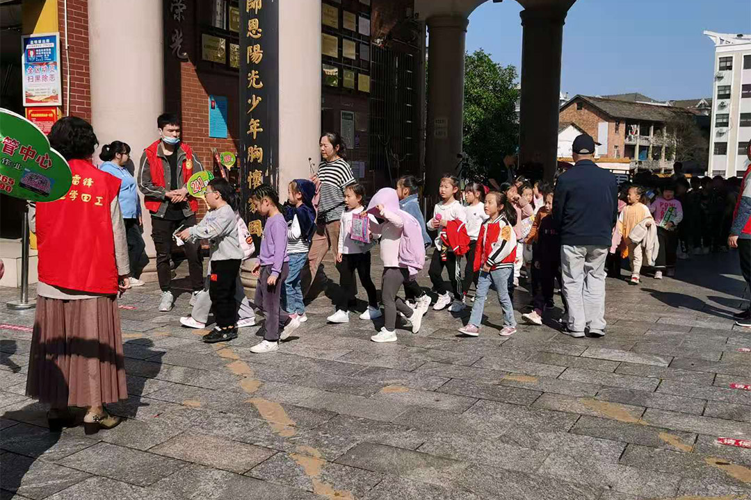 常德愛(ài)思特公益行，為小學(xué)生安全保駕護(hù)航