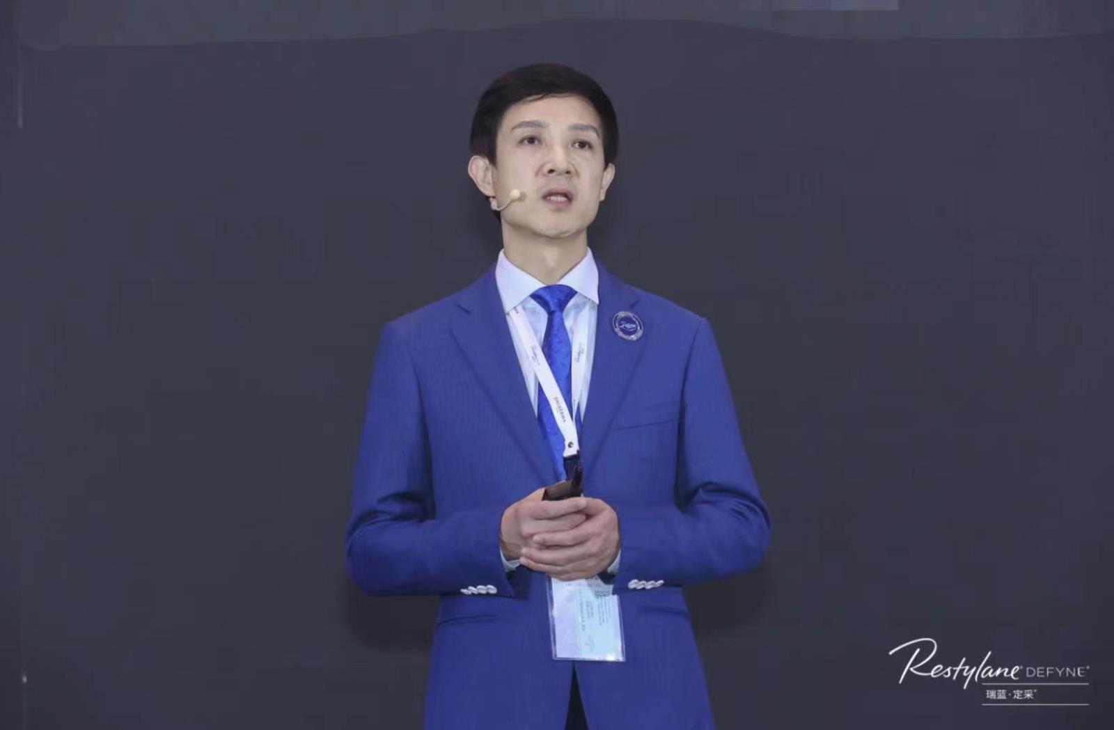 權威醫(yī)生在身邊——愛思特集團學科帶頭人李勤教授出席會議，人民日報、鳳凰財經、時尚芭莎等先后報道，盡顯教授專業(yè)權威