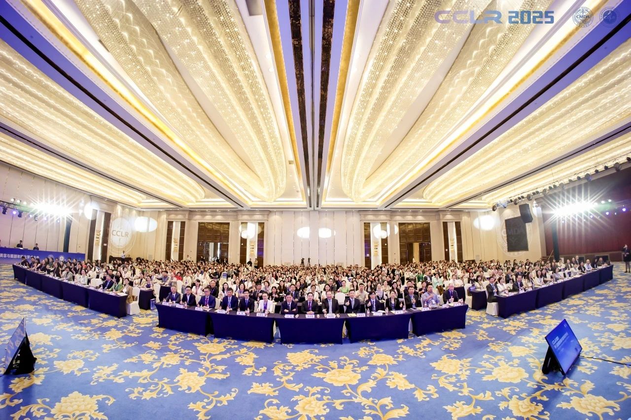 李勤教授擔(dān)任第十三屆全國激光美容與面部年輕化學(xué)術(shù)大會主席出席會議